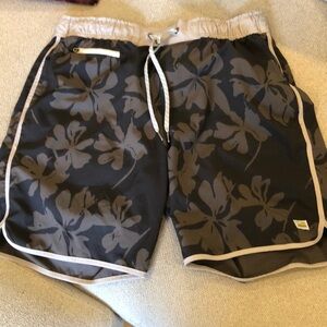 EUC Vuori shorts men’s size medium